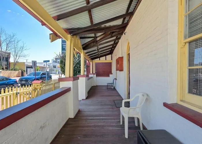 Emu Backpackers Perth - Note - Valid Passport Required For Check In